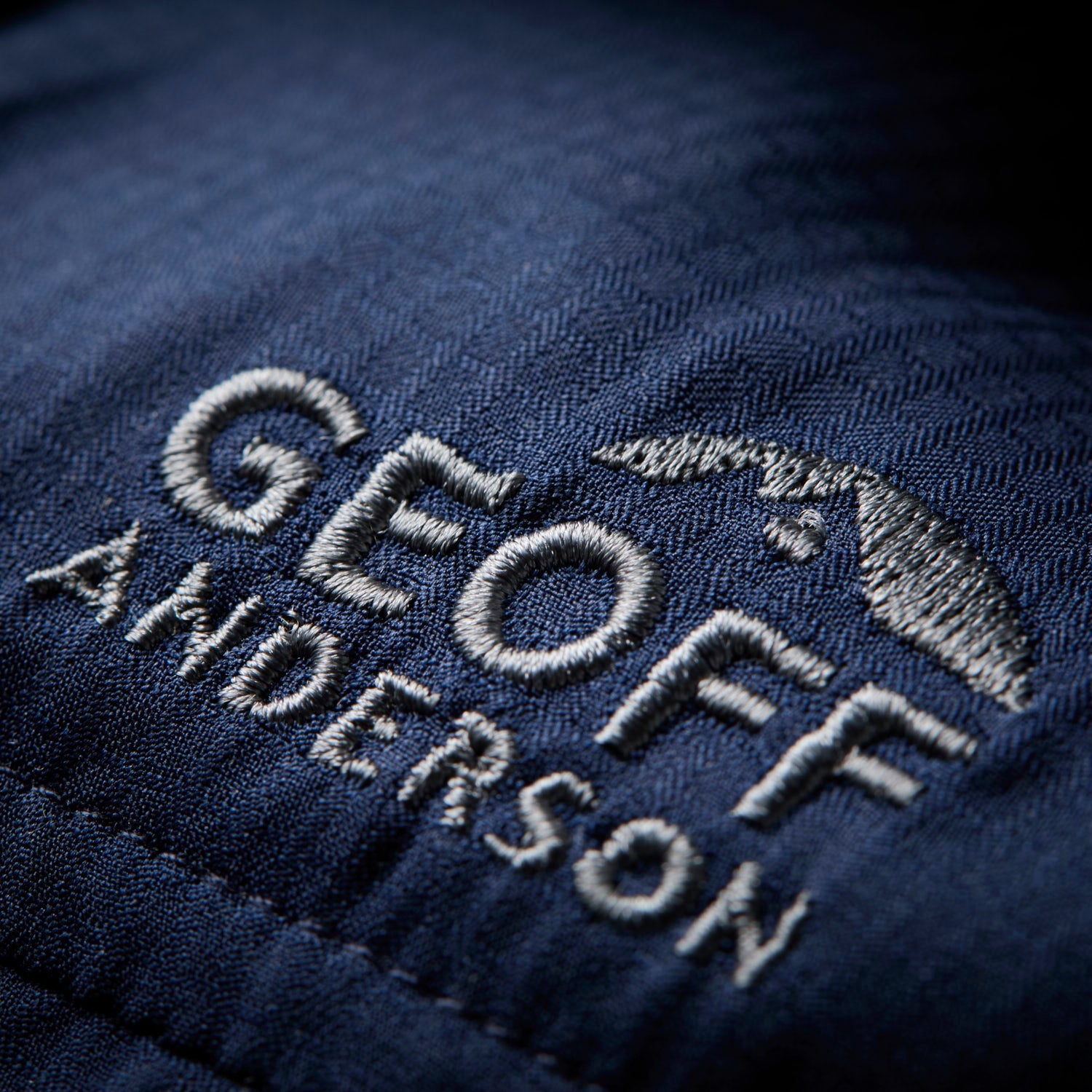 Ezmar-Light-Kortaermet-Blaa-Geoff-Anderson-Closeup-2.jpg