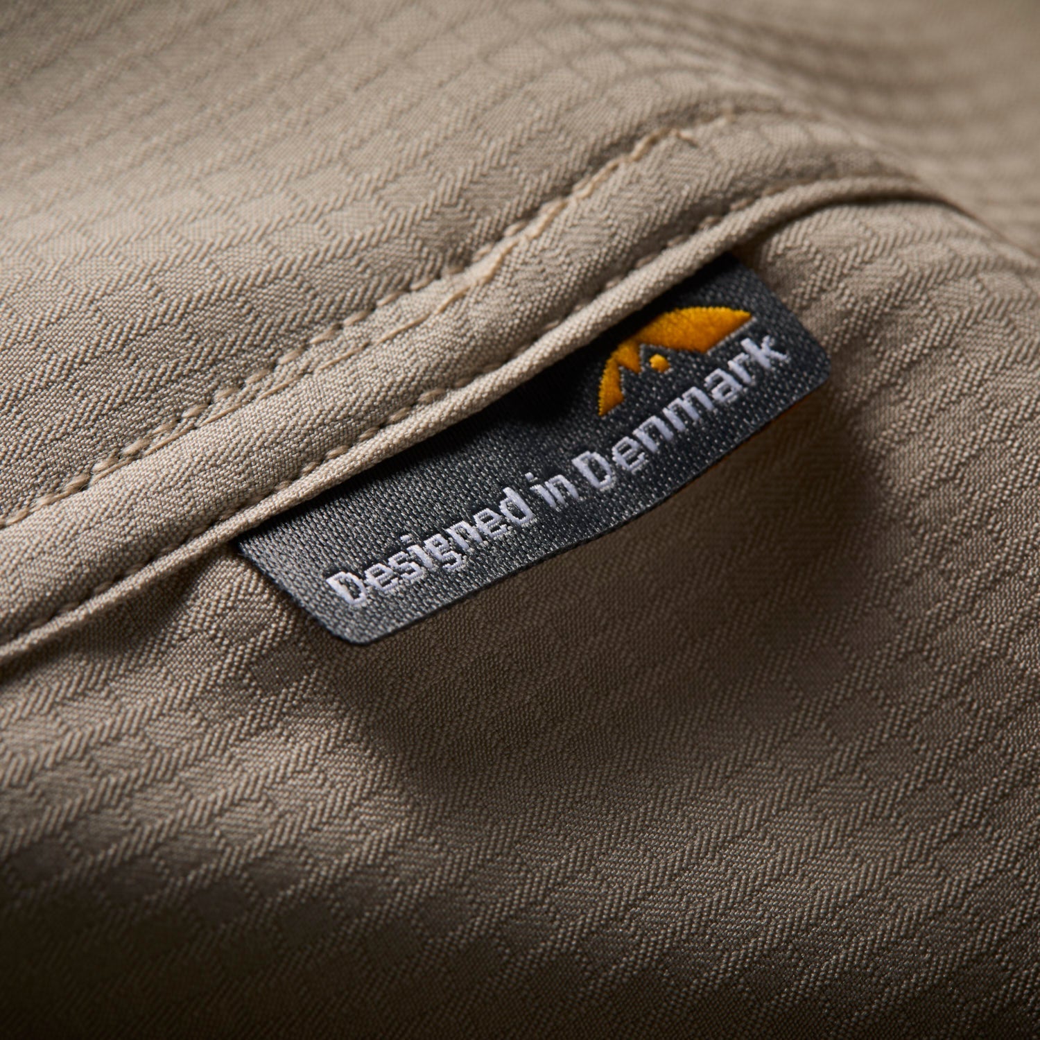 Ezmar-Light-Langaermet-Khaki-Geoff-Anderson-Closeup-2.jpg